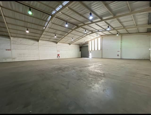 1,318M² WAREHOUSE TO LET IN HALFWAY HOUSE